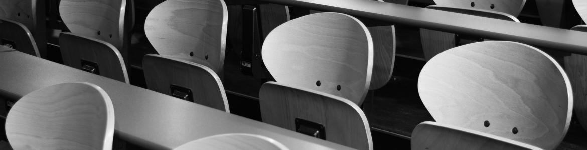 sillas en un aula de formación