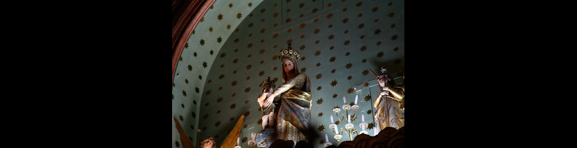 La iglesia está consagrada a la Virgen de las Victorias.