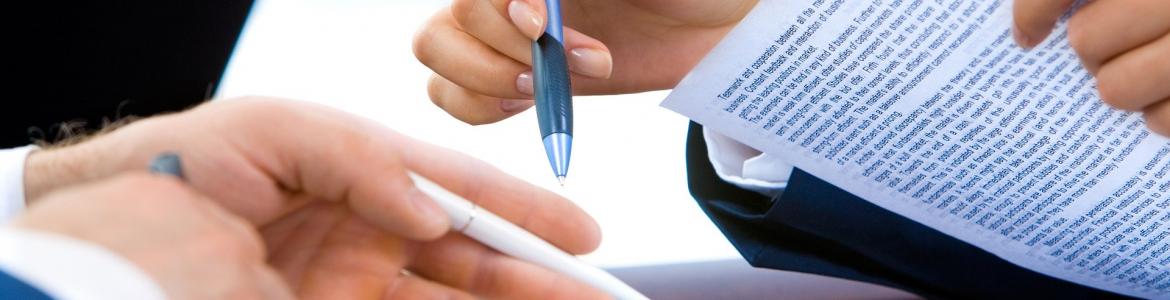 Dos personas revisando un contrato