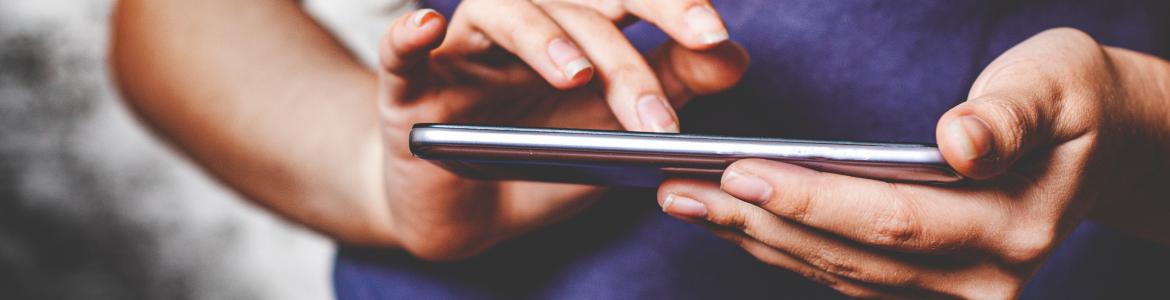 móvil Una mujer con un móvil