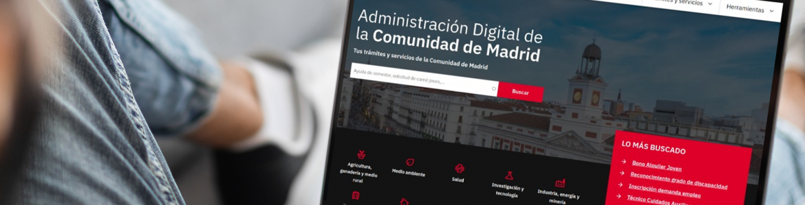 Una persona utilizando la Administración digital de la Comunidad de Madrid