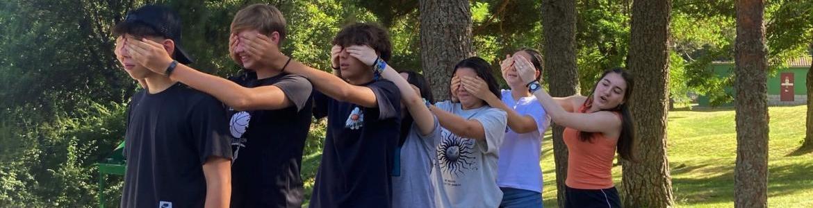 Jóvenes en fila tapándose los ojos