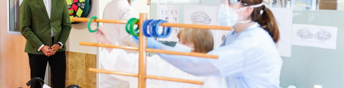 Enrique Ruiz Escudero visita el Hospital Virgen de la Poveda Personal sanitario trabajando rehabilitación con pacientes