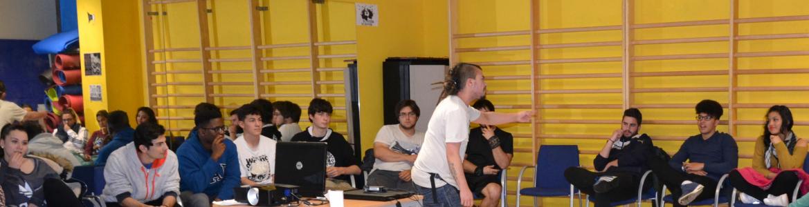 Profesor en movimiento con grupo alumnos sentados