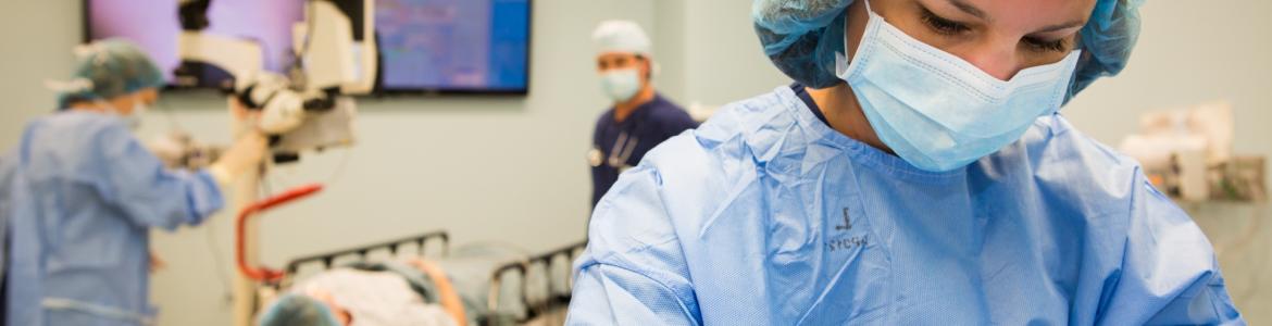 profesionales sanitarios médicos y enfermeras en un quirófano