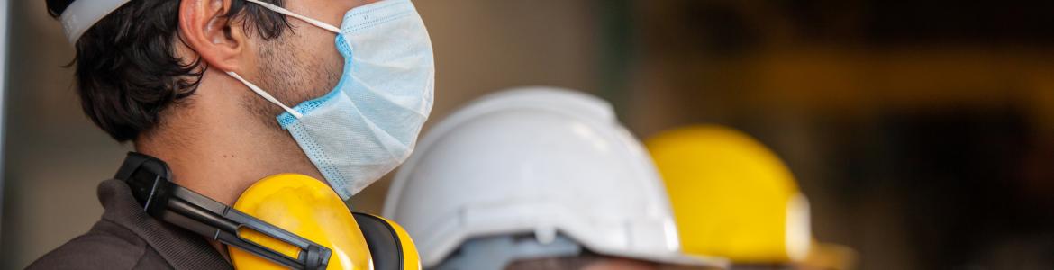 Riesgos laborales mascarilla casco trabajadores trabajador Trabajadores con protecciones