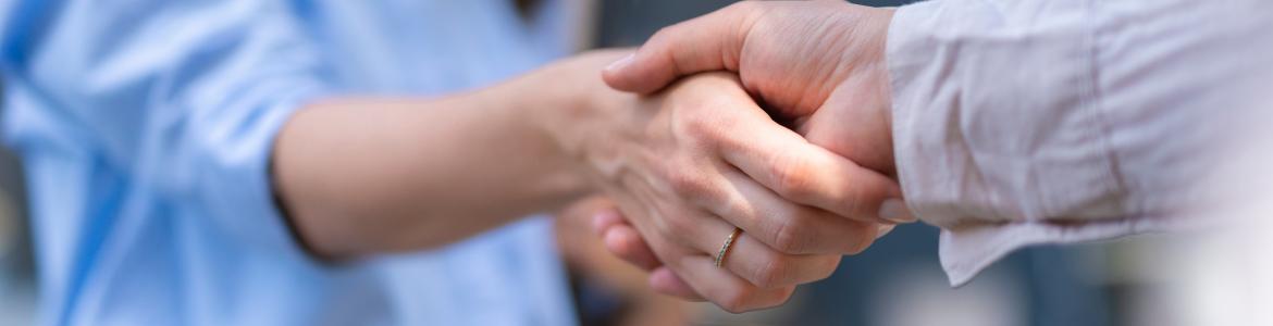 Personas dándose la mano