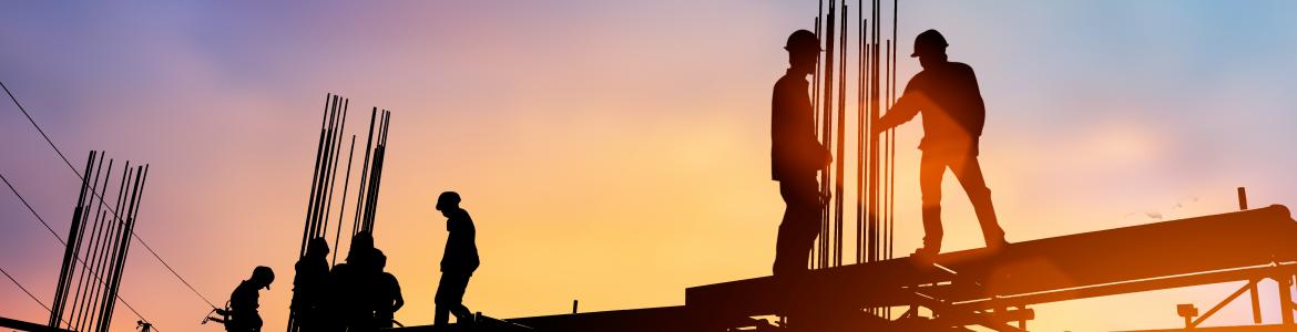 7.-Artesanos y trabajadores cualificados de las industrias manufactureras y la construcción (excepto operadores de instalaciones y maquinaria) Obreros a contraluz sobre forjado de obra trabajando ferralla