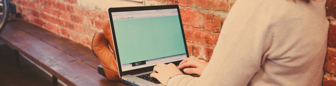 Precios públicos universitarios estudiante con ordenador