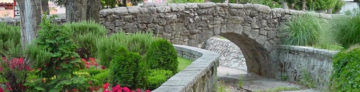 Puente romano y jardín