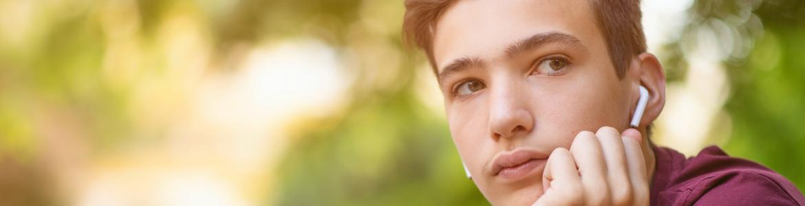 Joven con auriculares y móvil