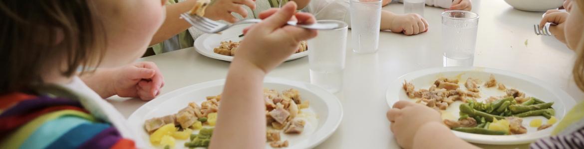 Niños comiendo en el comedor