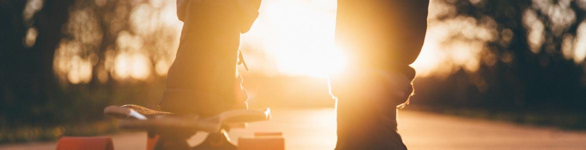 Prevención de adicciones sin sustancia Primer plano de los pies de un chico con skate