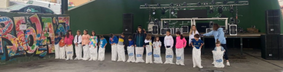 Niños jugando a carreras de sacos