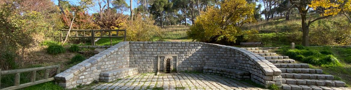 Fuente Dehesa de la Villa Fuente con un suelo, muro y escalera empedrados