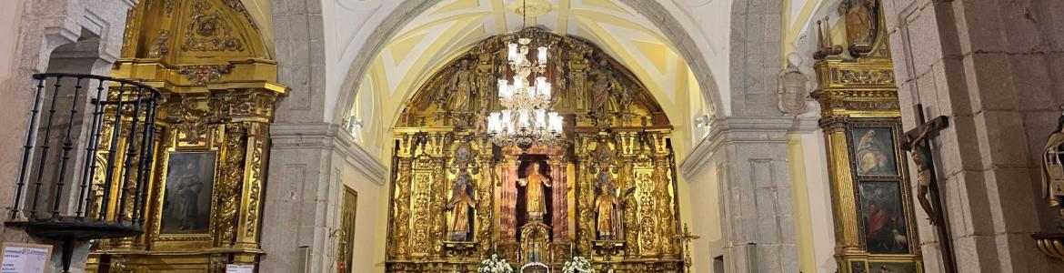 interior iglesia con cúpula sustentada por cuatro arcos de medio punto, capillas laterales a izquierda y derecha y altar mayor central