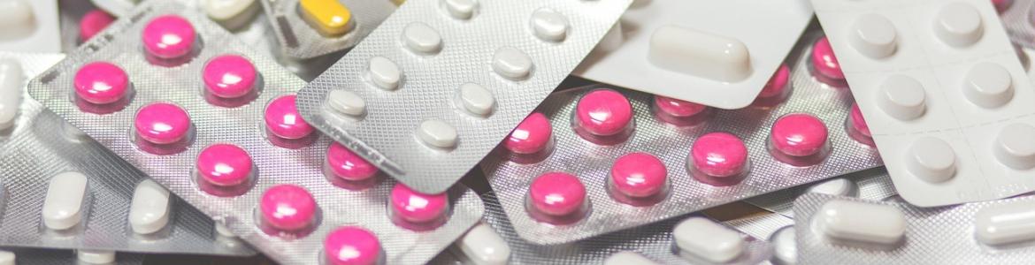 VARIOS BLISTER DE MEDICAMENTOS APILADOS