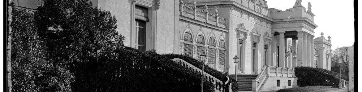 Fachada frontal palacio con escalinata y pórtico columnado