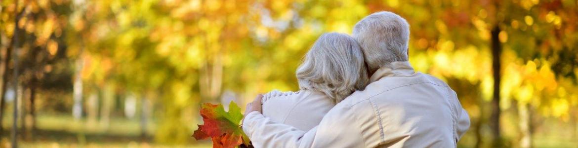Residencias para personas mayores autónomas Pareja mayor de espaldas sentada en un parque