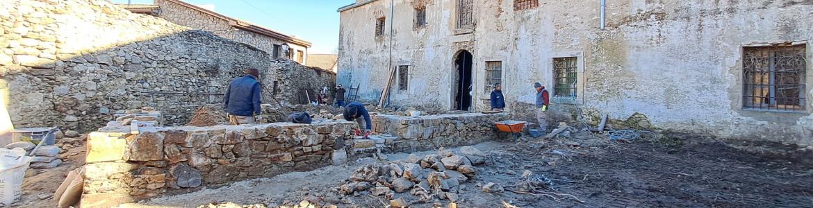 Obra. Patio norte del Convento de Lozoya. Desmontaje de la Casa de la Demandadera dejando los arranques de sus muros imagen de un edificio y un patio durante las obras de acondicionamiento