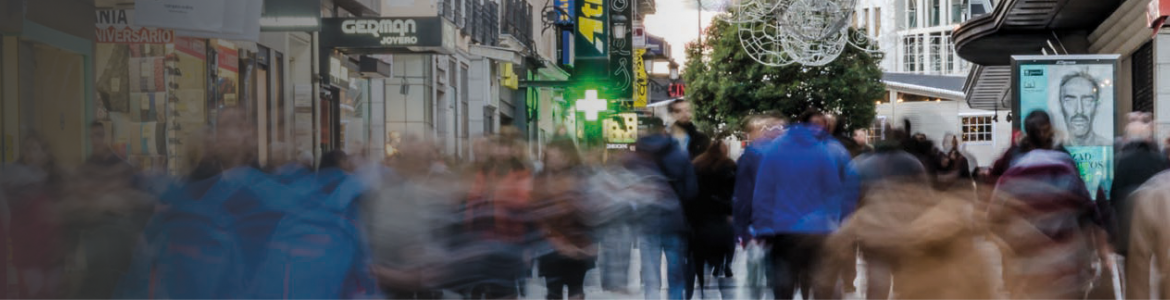 Fotografía de larga exposición de una céntrica calle llena de gente 