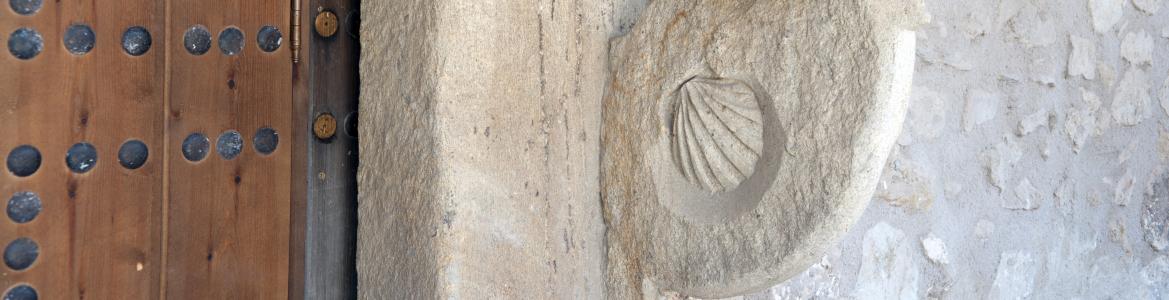Pila de agua bendita en la entrada a la iglesia parroquial de Santo Domingo de Silos en Prádena del Rincón  la iglesia parroquial de Santo Domingo de Silos