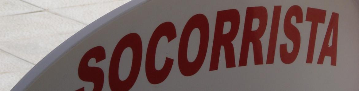 Registro profesional de socorristas acuáticos Imagen de la silla de un socorrista acuático en una piscina con el letrero Socorrista