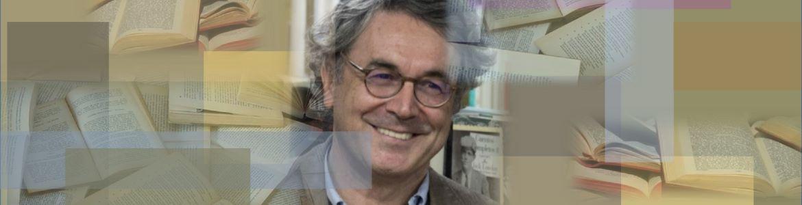 El escritor Andrés Trapiello Andrés Trapiello sobre fondo páginas libros