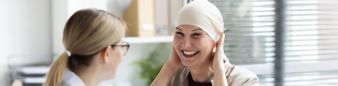 medica y paciente con cancer 