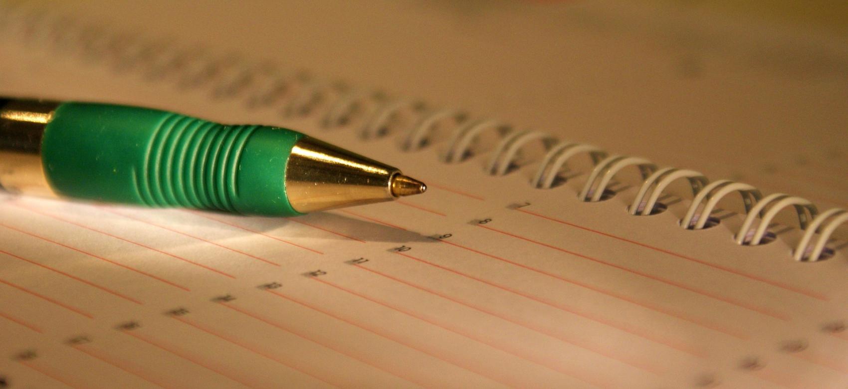 Bolígrafo sobre un cuaderno abierto