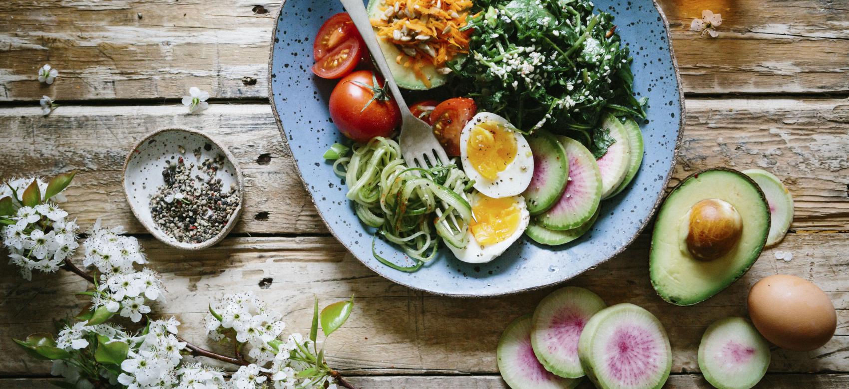 Frutas, verduras y hortalizas, en forma de ensaladas, cocinadas o crudas. Ensaladas con verduras y hortalizas