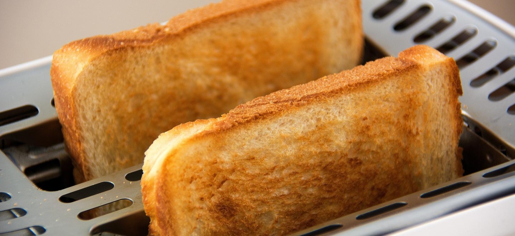 Tostador con 2 rebanadas de pan de molde demasiado tostadas