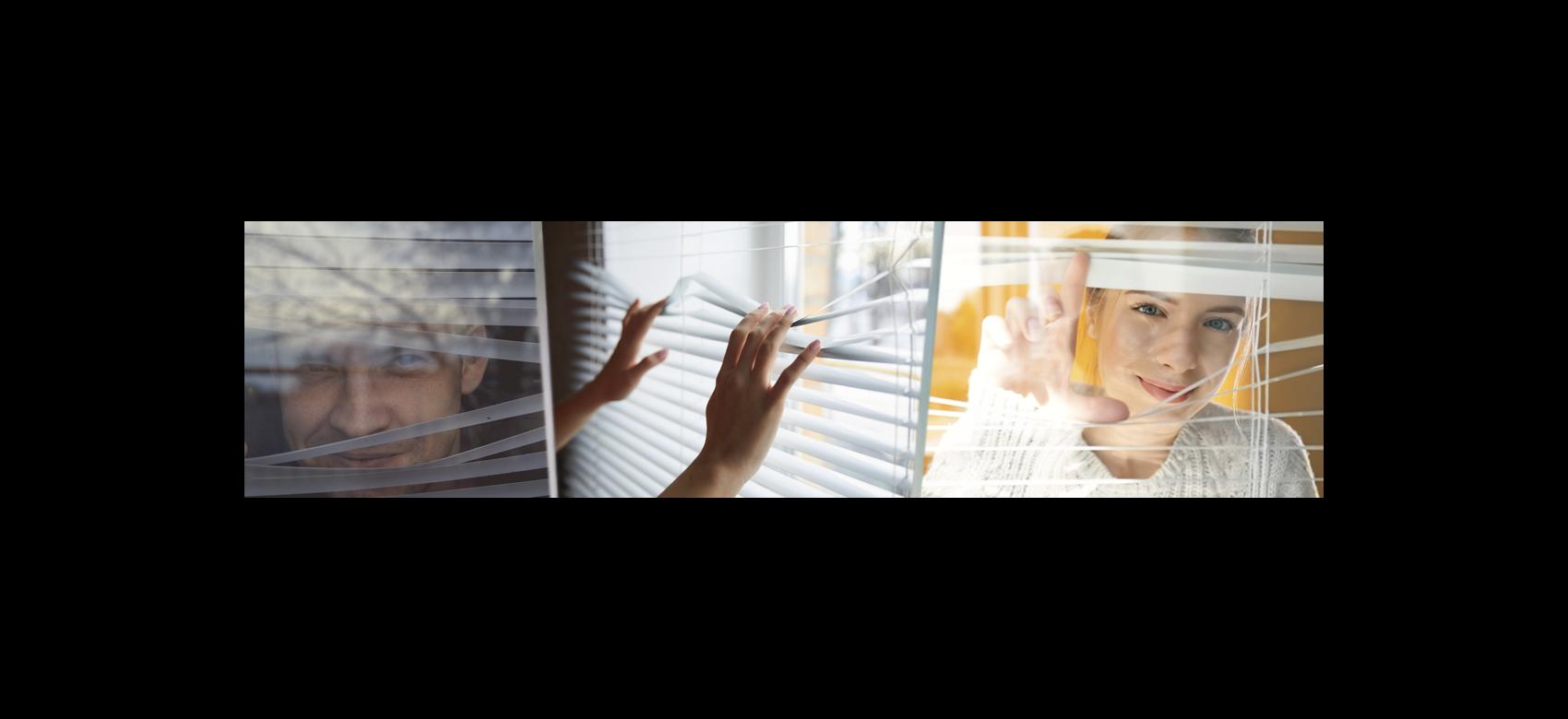 Composición de imágenes en las que se muestra a un hombre y una mujer abriendo persianas que dejan pasar la luz