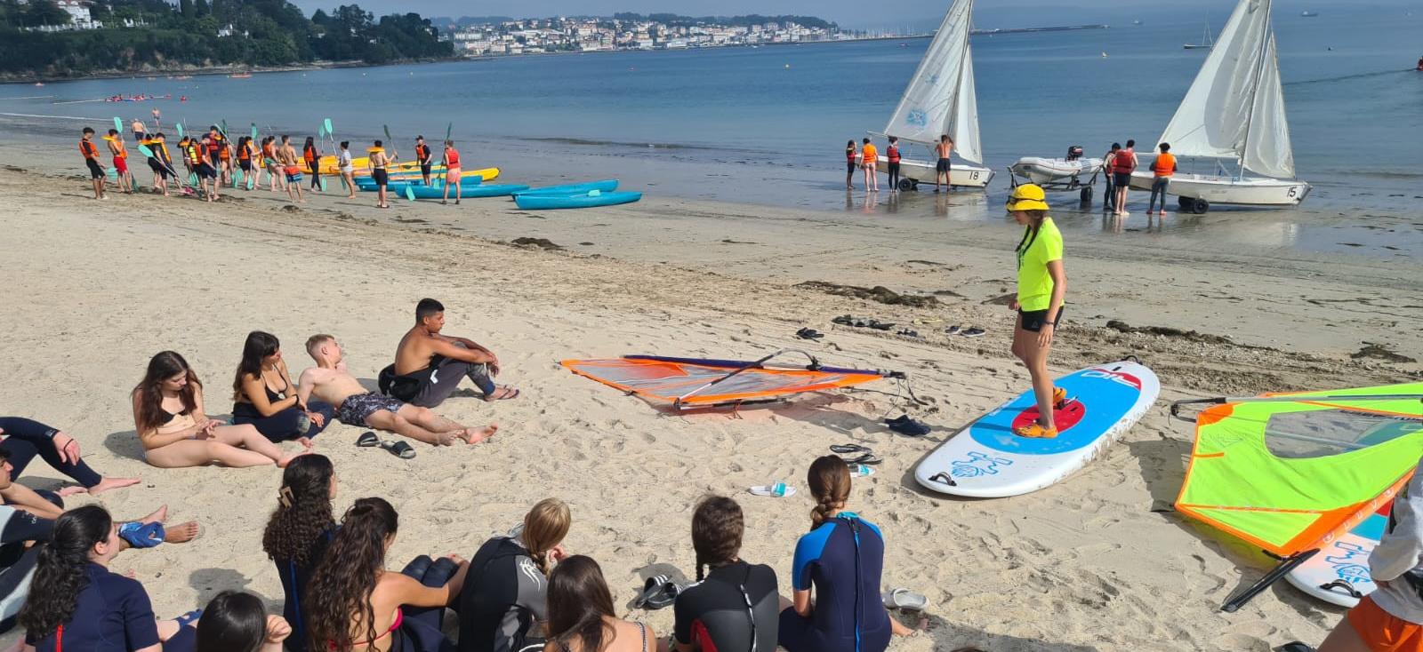 monitores_con_chavales_en_la_playa_ensenando_paddle_surf_y_kayaks