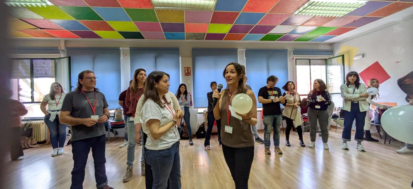 personas de pie hablando con micrófono y otras escuchando 6