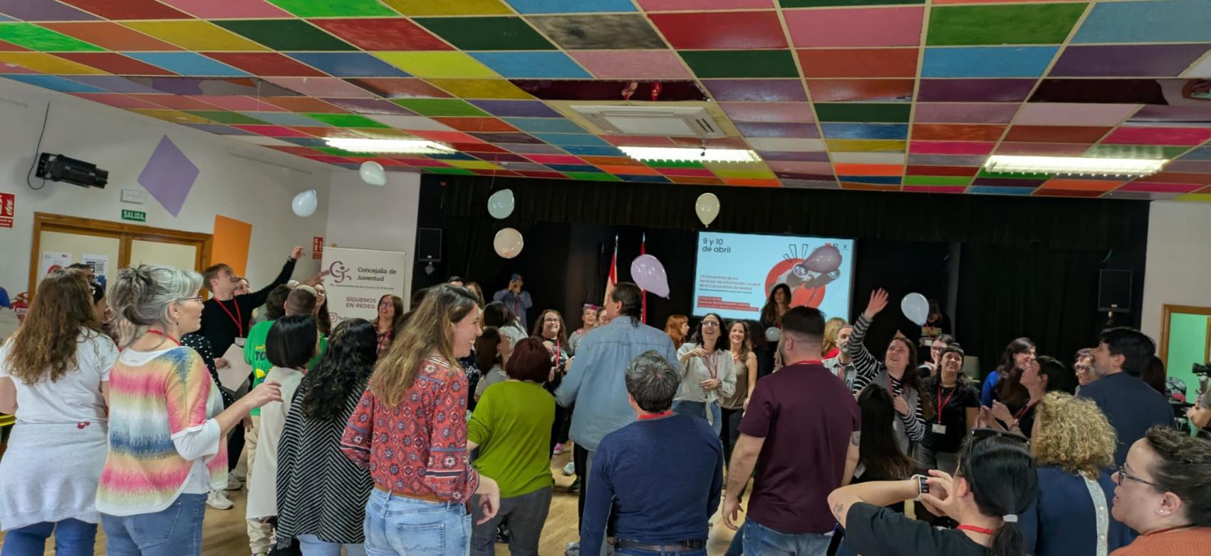 personas de pie hablando con micrófono y otras escuchando 8