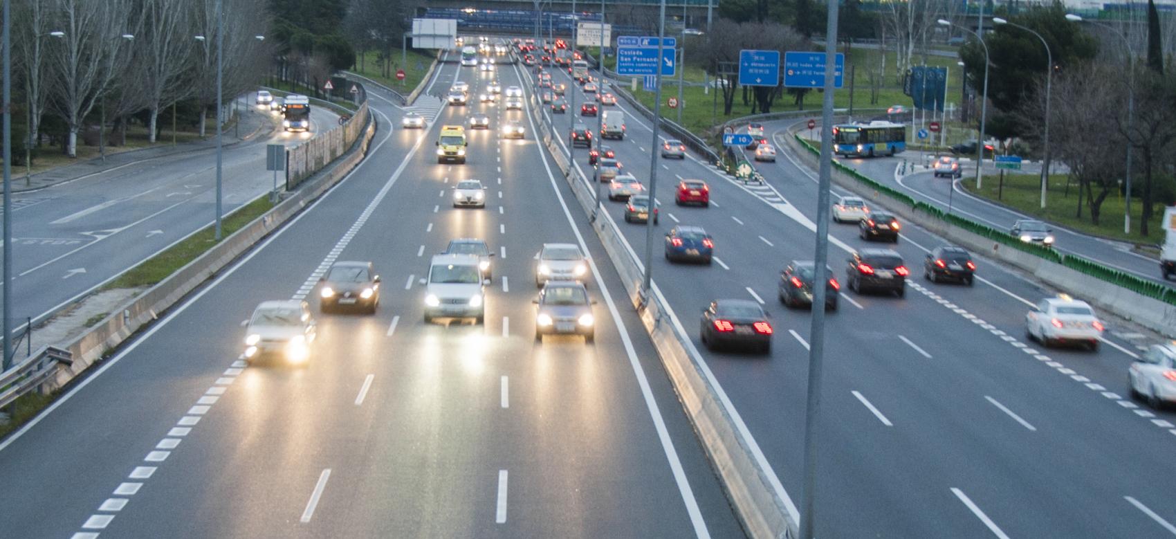 Coches circulando por la autovía 