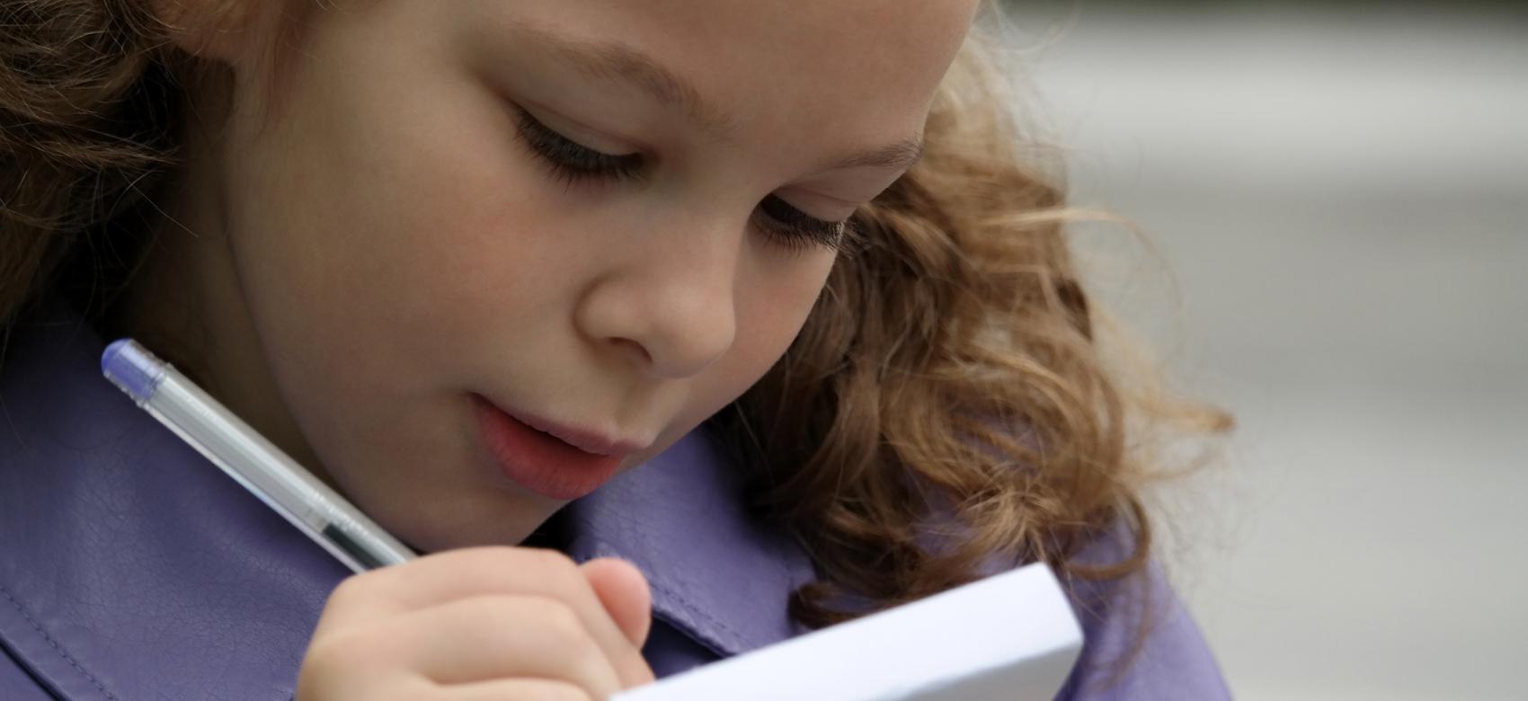 ir a la pagina web de Educacion Especial. Niño estudiando