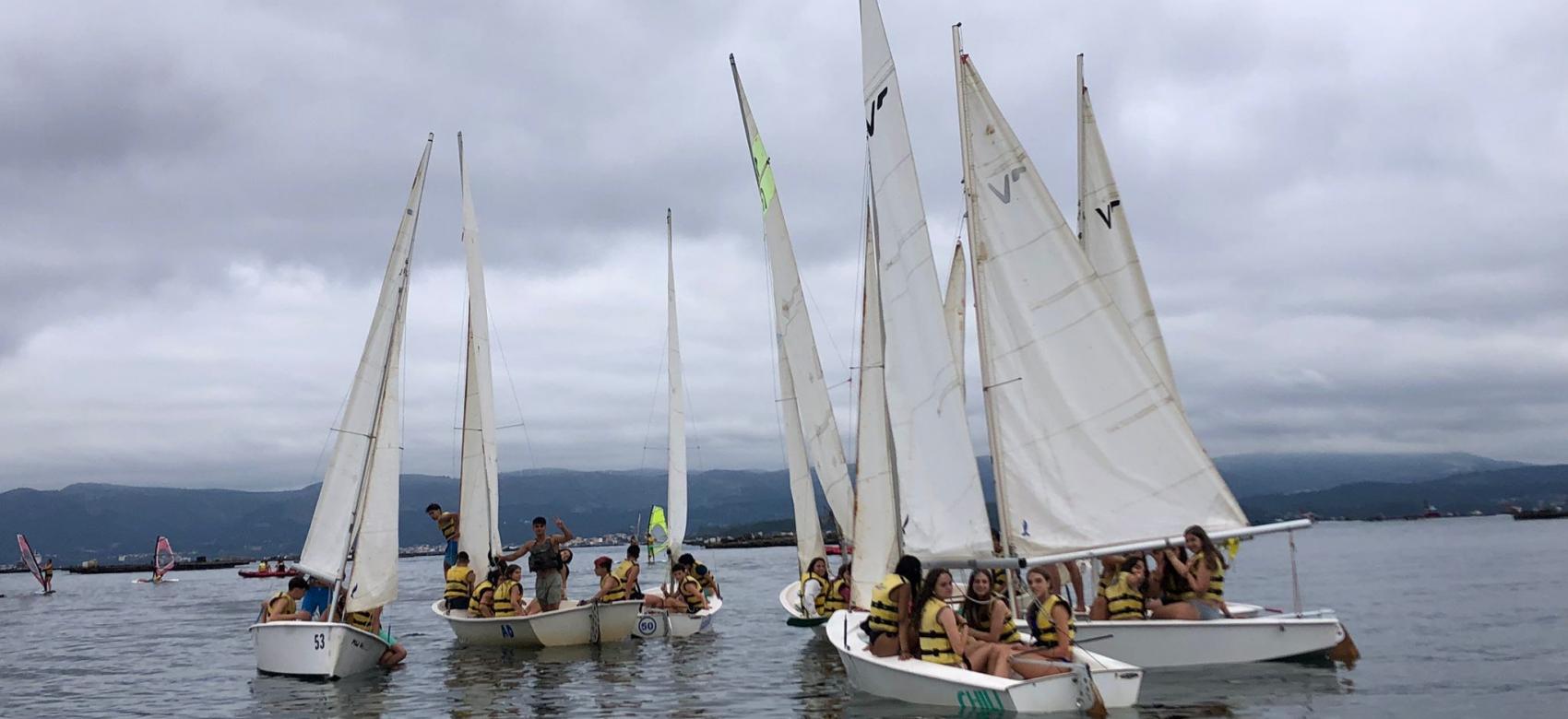jovenes_en_barco_de_vela