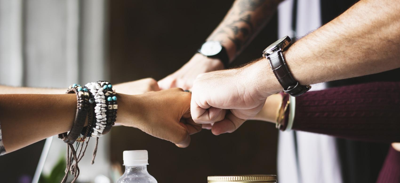 Trabajo voluntario Chocando puños