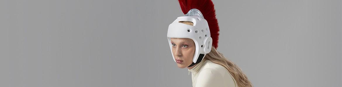 Fotografía de mujer con una versión de casco romano