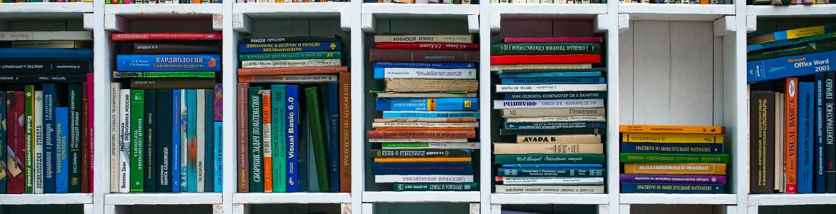 Librería con libros