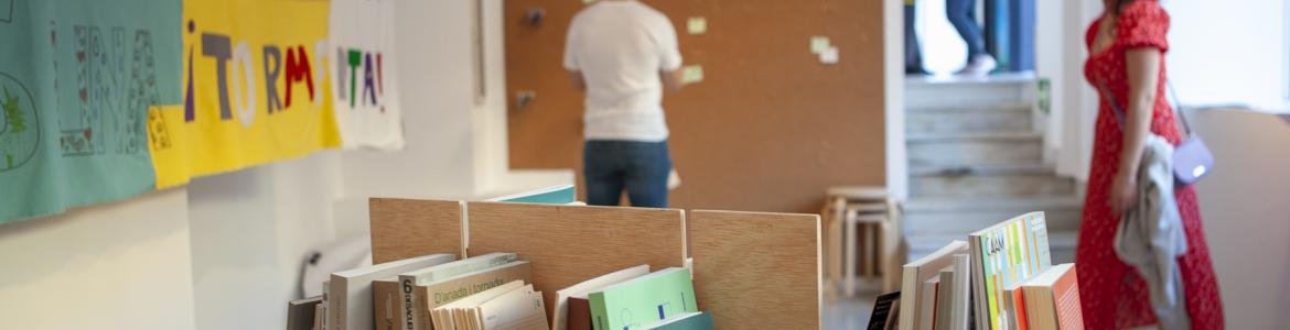 Espacio con recursos didácticos. Foto Andrés de Gabriel Sala de exposiciones con una estancia llena de libros y paneles con recursos educativos