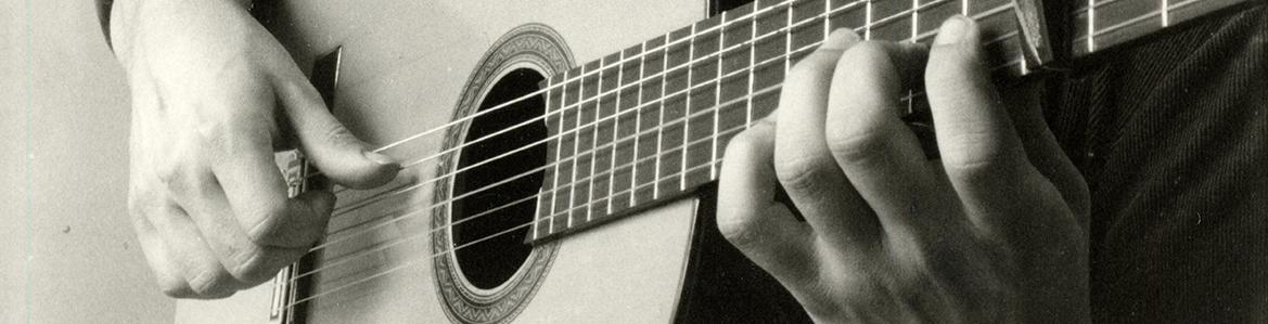 Paco de Lucía tocando la guitarra