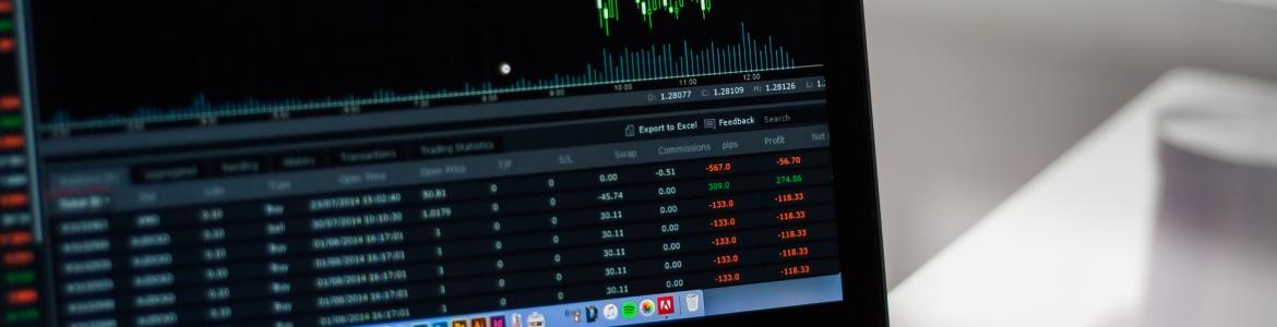 Apoyo en la búsqueda de financiación Imagen de ordenador portátil con datos estadísticos