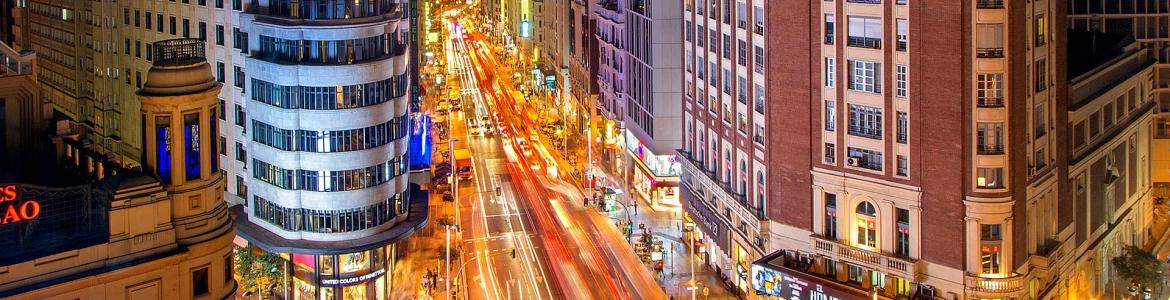 Vista desde lo alto de la Gran Vía de Madrid de noche