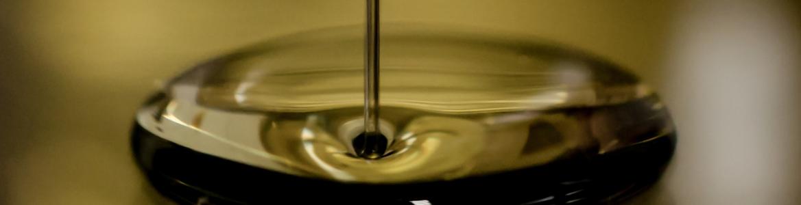 Aceites vegetales Imagen de un chorro de aceite cayendo sobre aceite