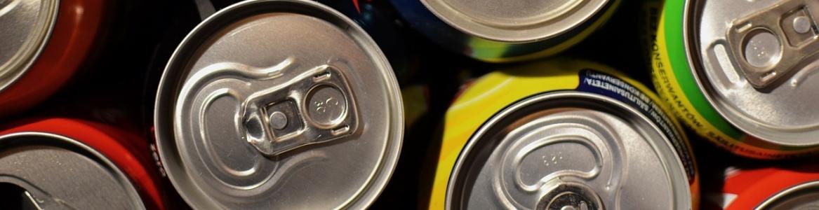 Bebidas analcohólicas Imagen superior de unas latas de bebidas de refresco