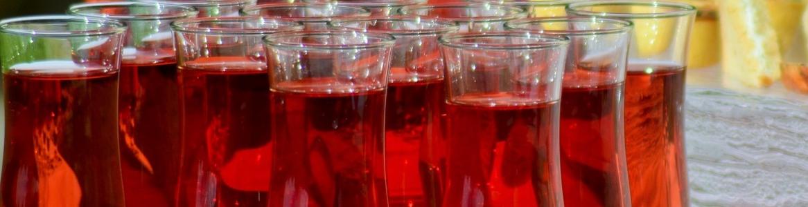 Imagen de varias copas de vino alineadas en la mesa de un restaurante