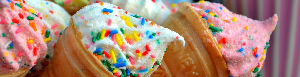 Helados de caramelo y azúcar de varios colores y con aditivos